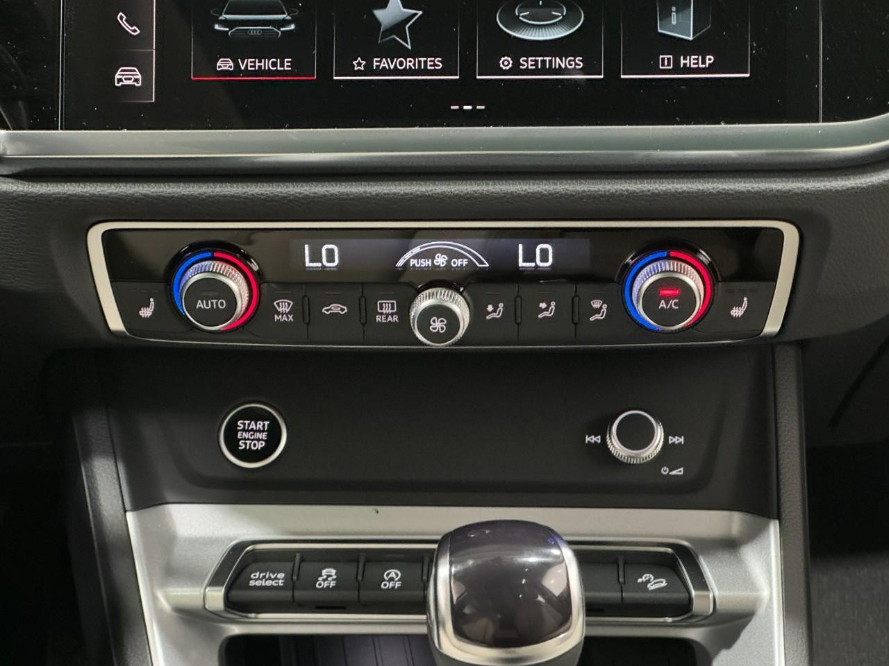 Audi Q3 Vehicle Full-screen Gallery Image 15