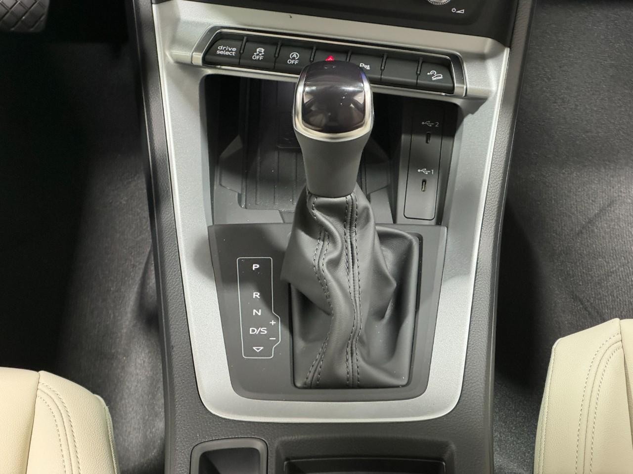 Audi Q3 Vehicle Full-screen Gallery Image 16