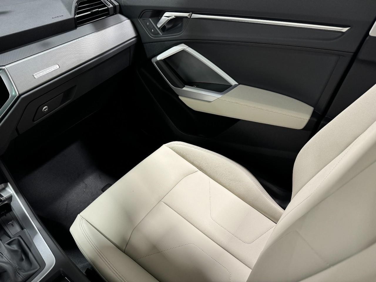 Audi Q3 Vehicle Full-screen Gallery Image 17