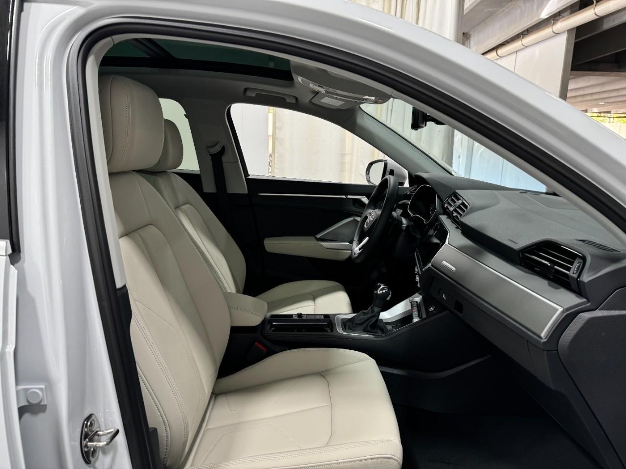 Audi Q3 Vehicle Full-screen Gallery Image 18