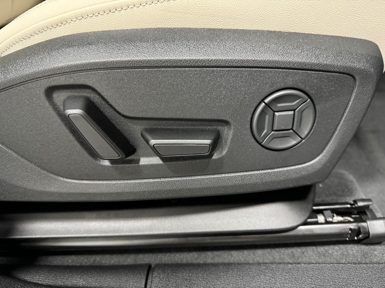 Audi Q3 Vehicle Full-screen Gallery Image 20