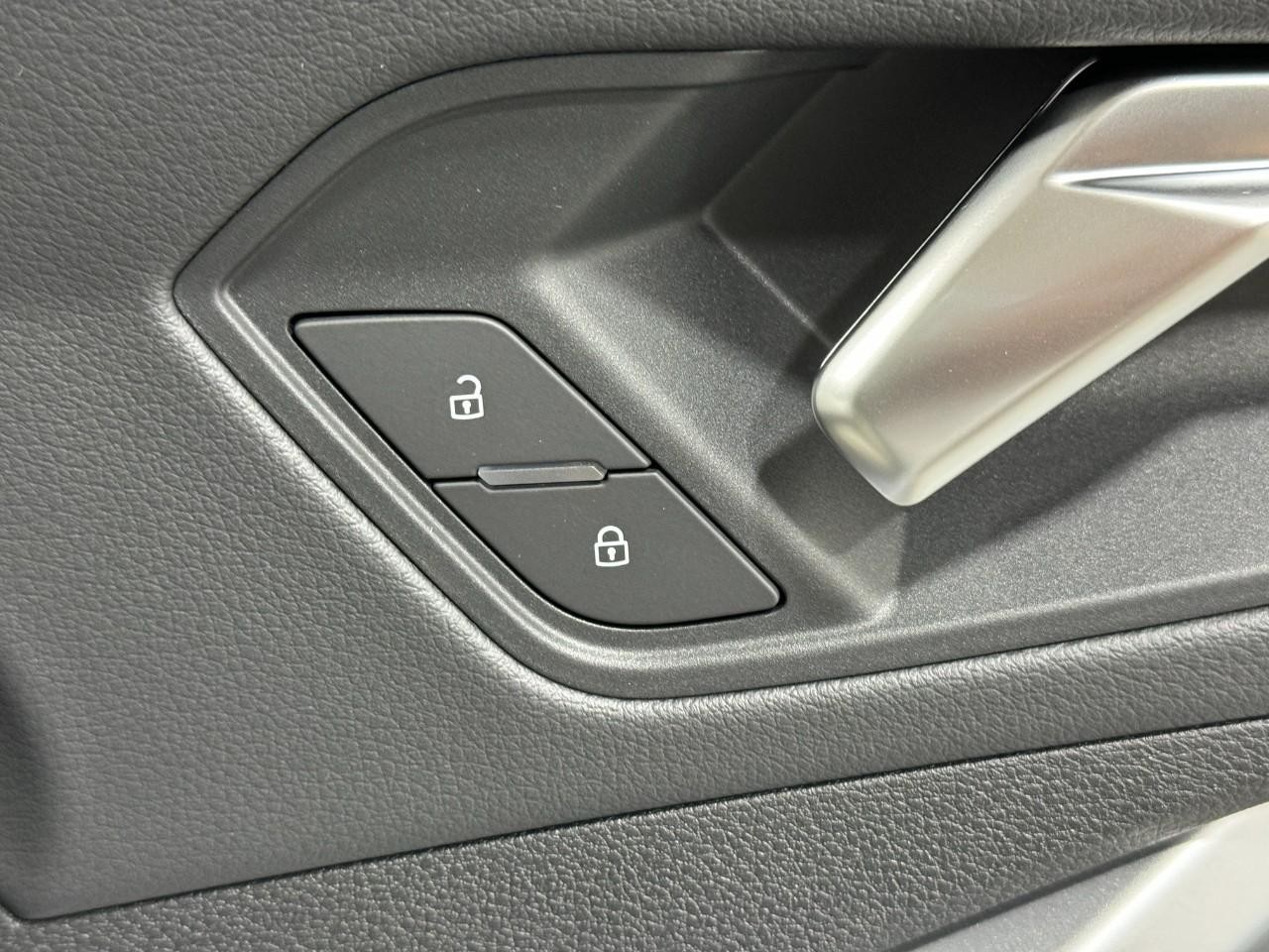 Audi Q3 Vehicle Full-screen Gallery Image 21