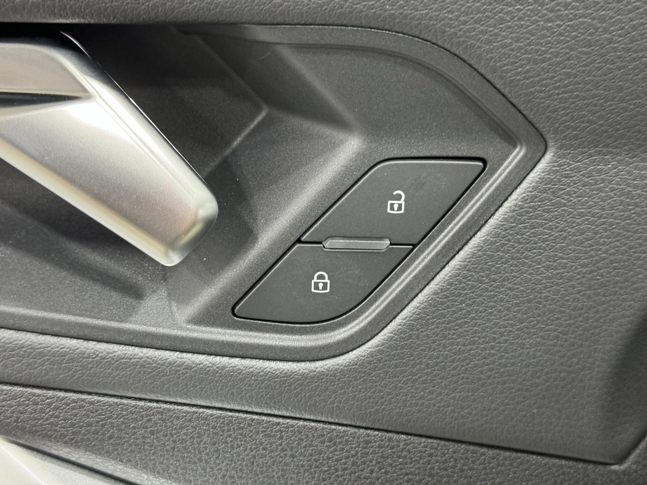 Audi Q3 Vehicle Full-screen Gallery Image 23