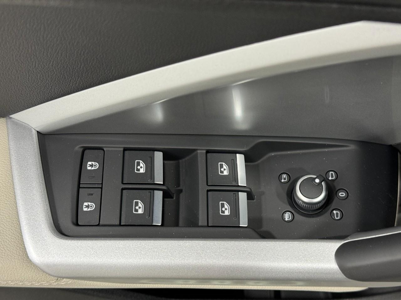 Audi Q3 Vehicle Full-screen Gallery Image 24