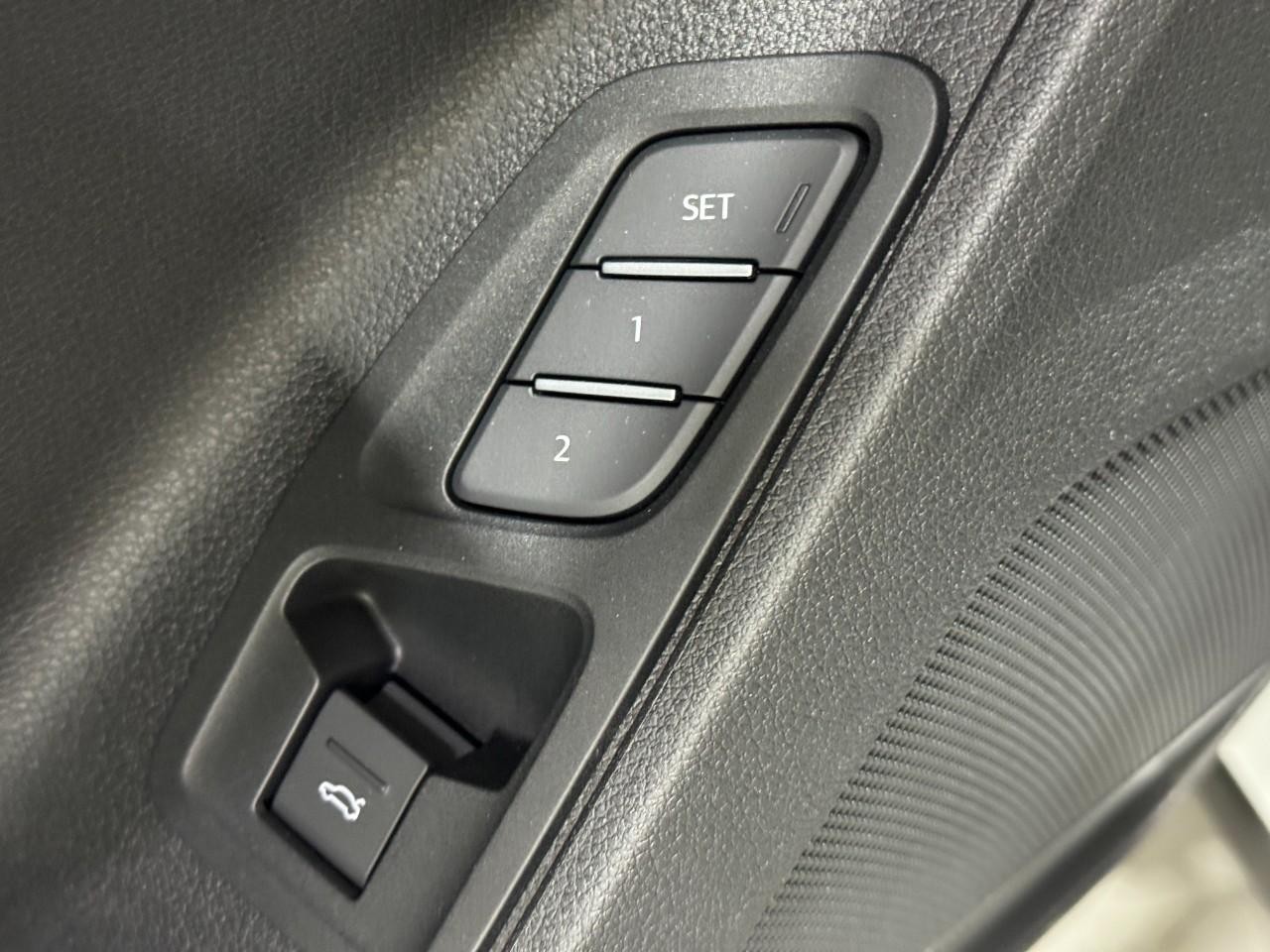 Audi Q3 Vehicle Full-screen Gallery Image 25