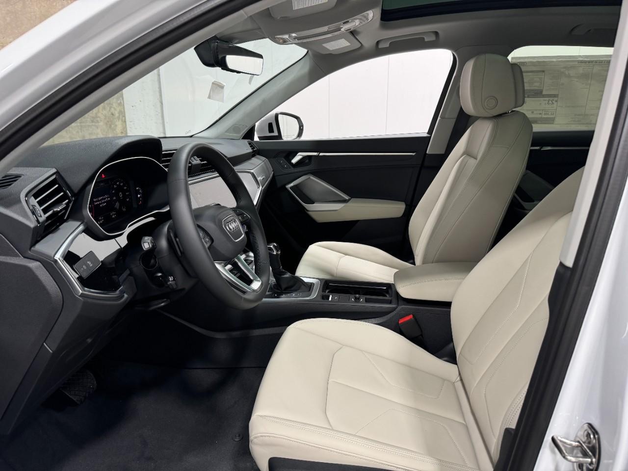 Audi Q3 Vehicle Full-screen Gallery Image 26