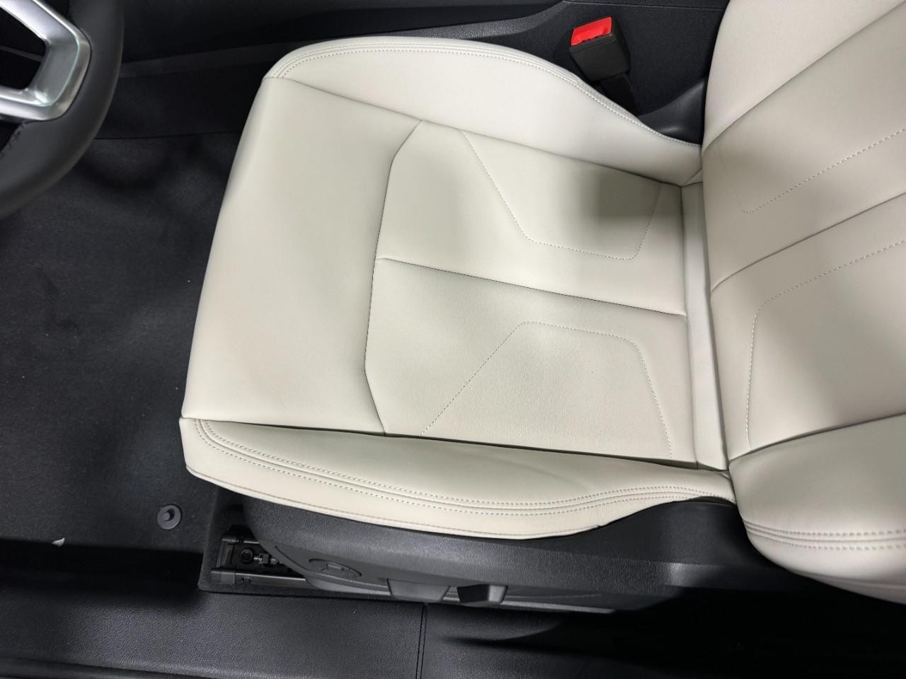 Audi Q3 Vehicle Full-screen Gallery Image 27