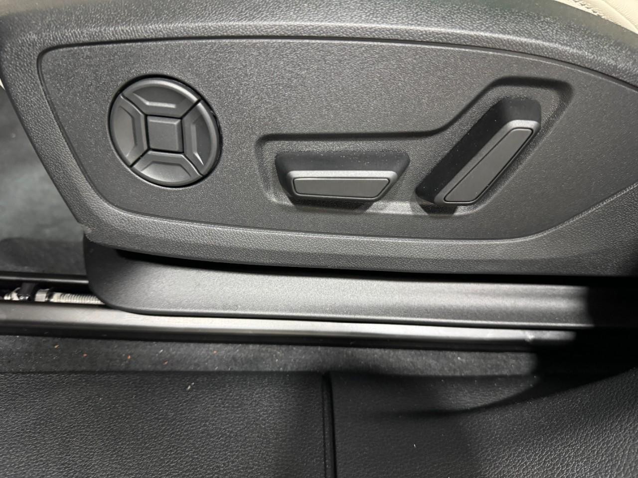 Audi Q3 Vehicle Full-screen Gallery Image 28