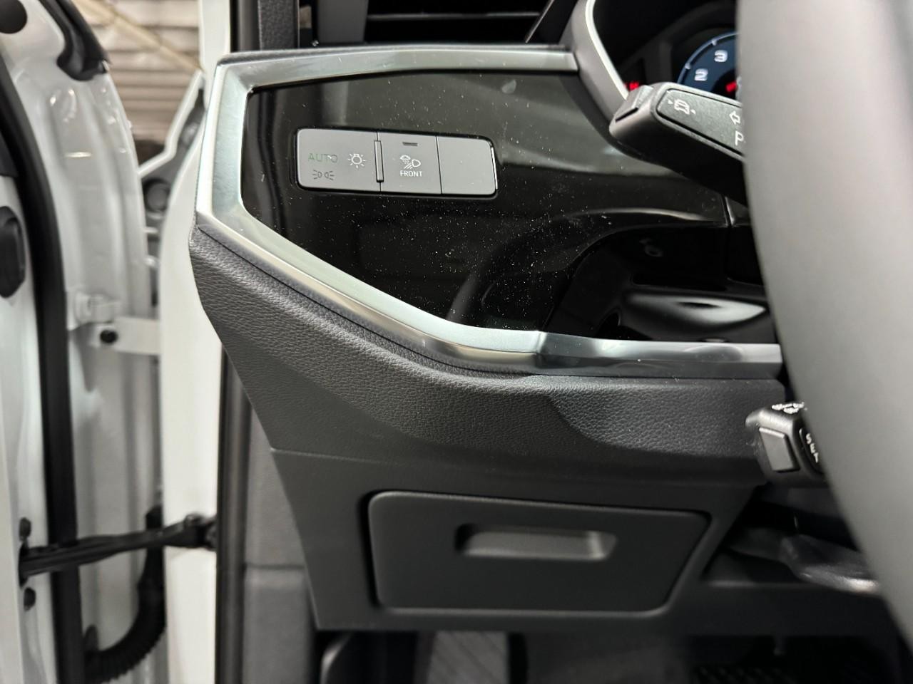 Audi Q3 Vehicle Full-screen Gallery Image 29