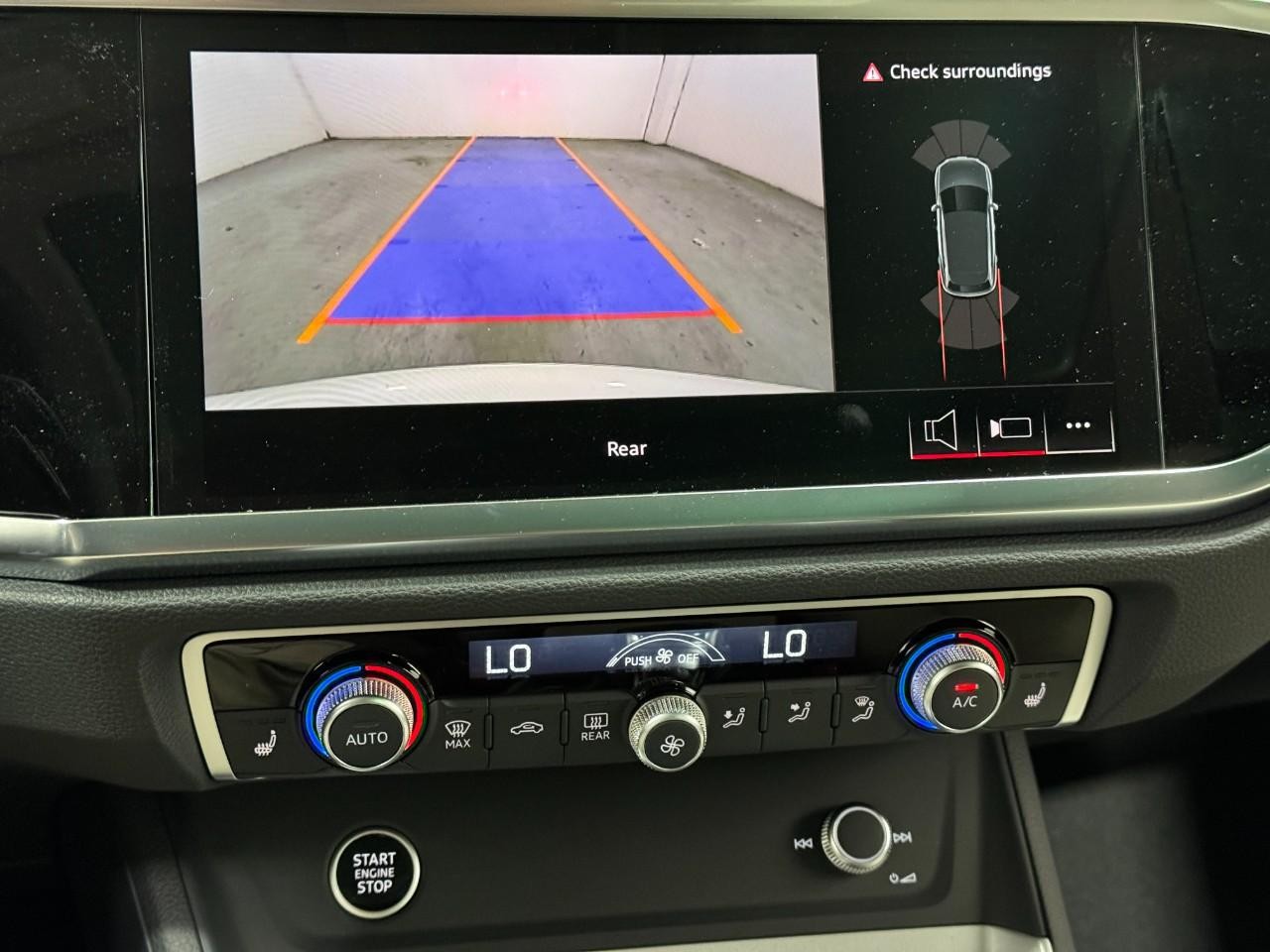 Audi Q3 Vehicle Full-screen Gallery Image 34