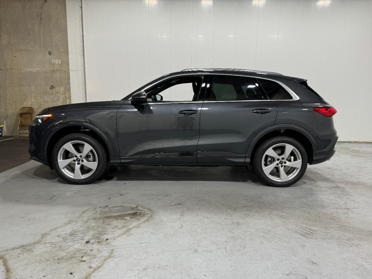 Audi Q5 Vehicle Full-screen Gallery Image 2