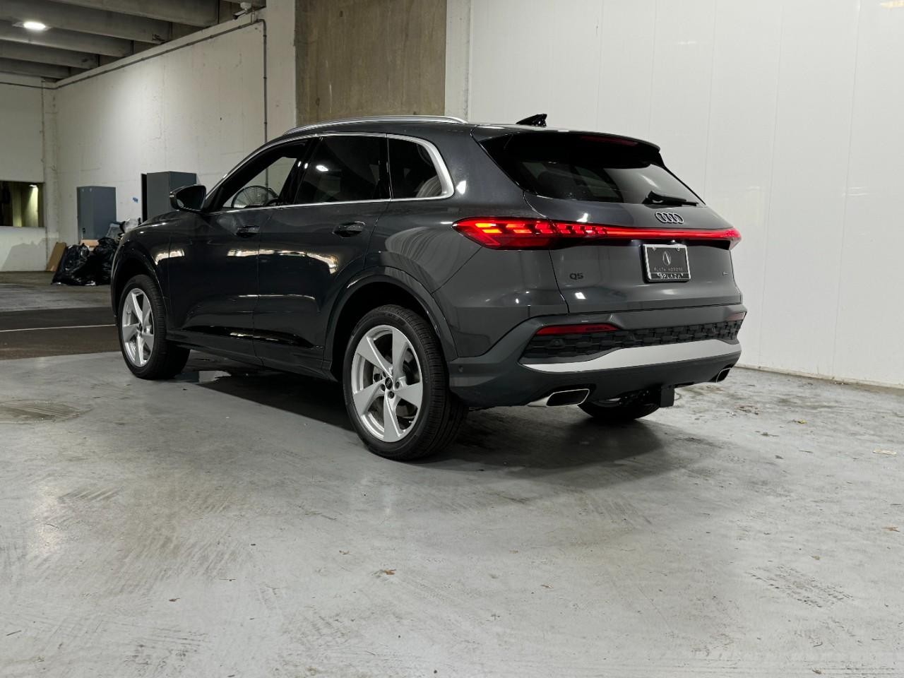 Audi Q5 Vehicle Full-screen Gallery Image 3