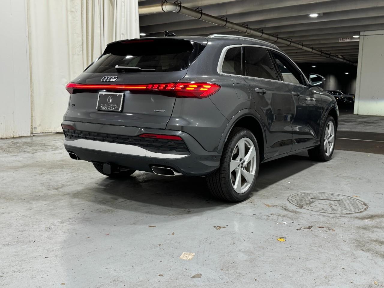 Audi Q5 Vehicle Full-screen Gallery Image 4