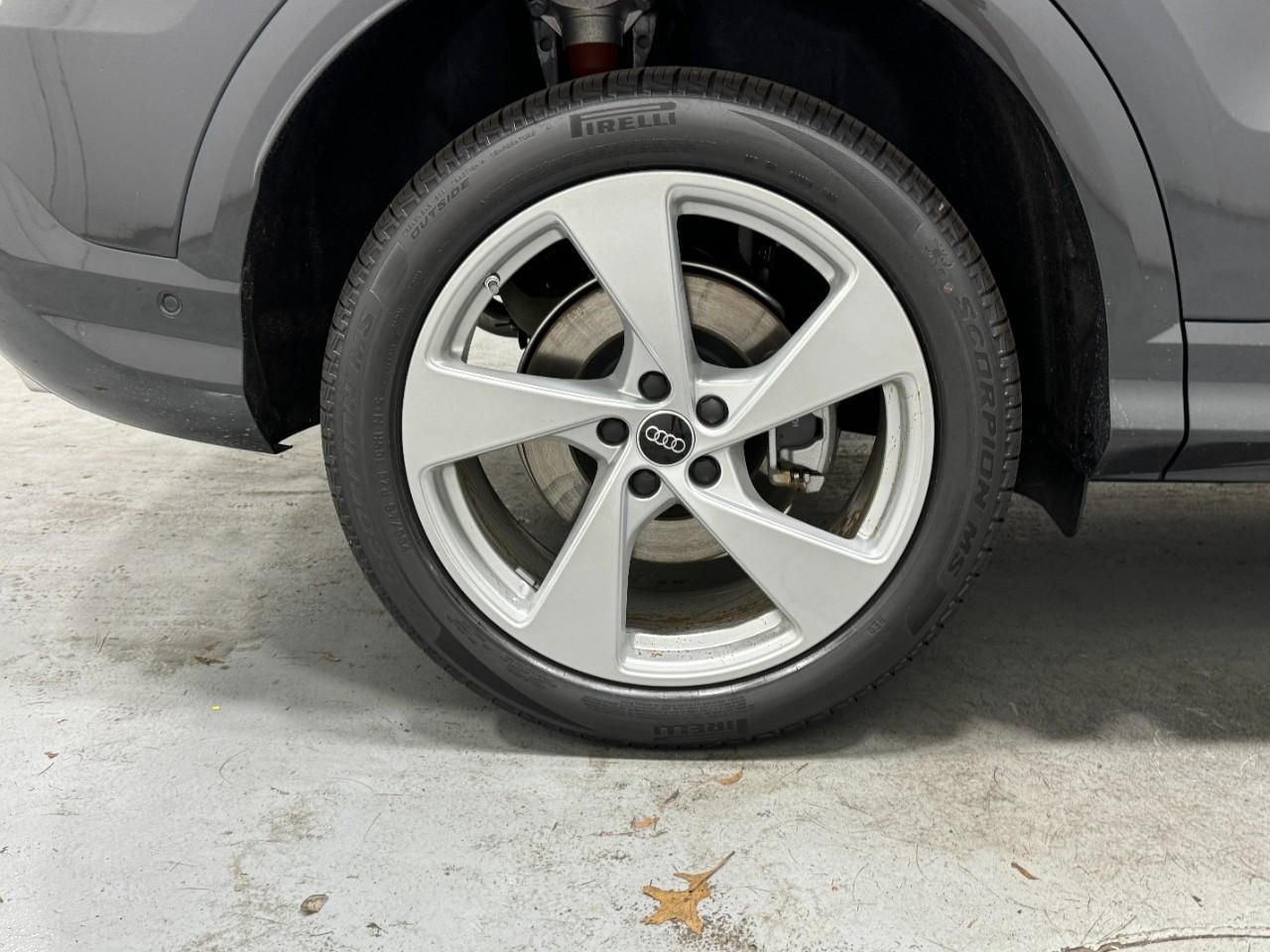 Audi Q5 Vehicle Full-screen Gallery Image 5