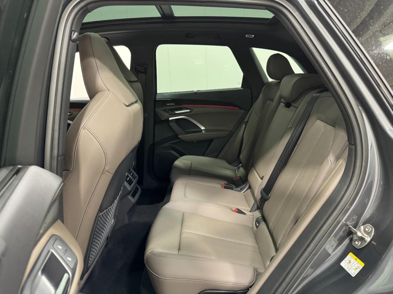 Audi Q5 Vehicle Full-screen Gallery Image 8