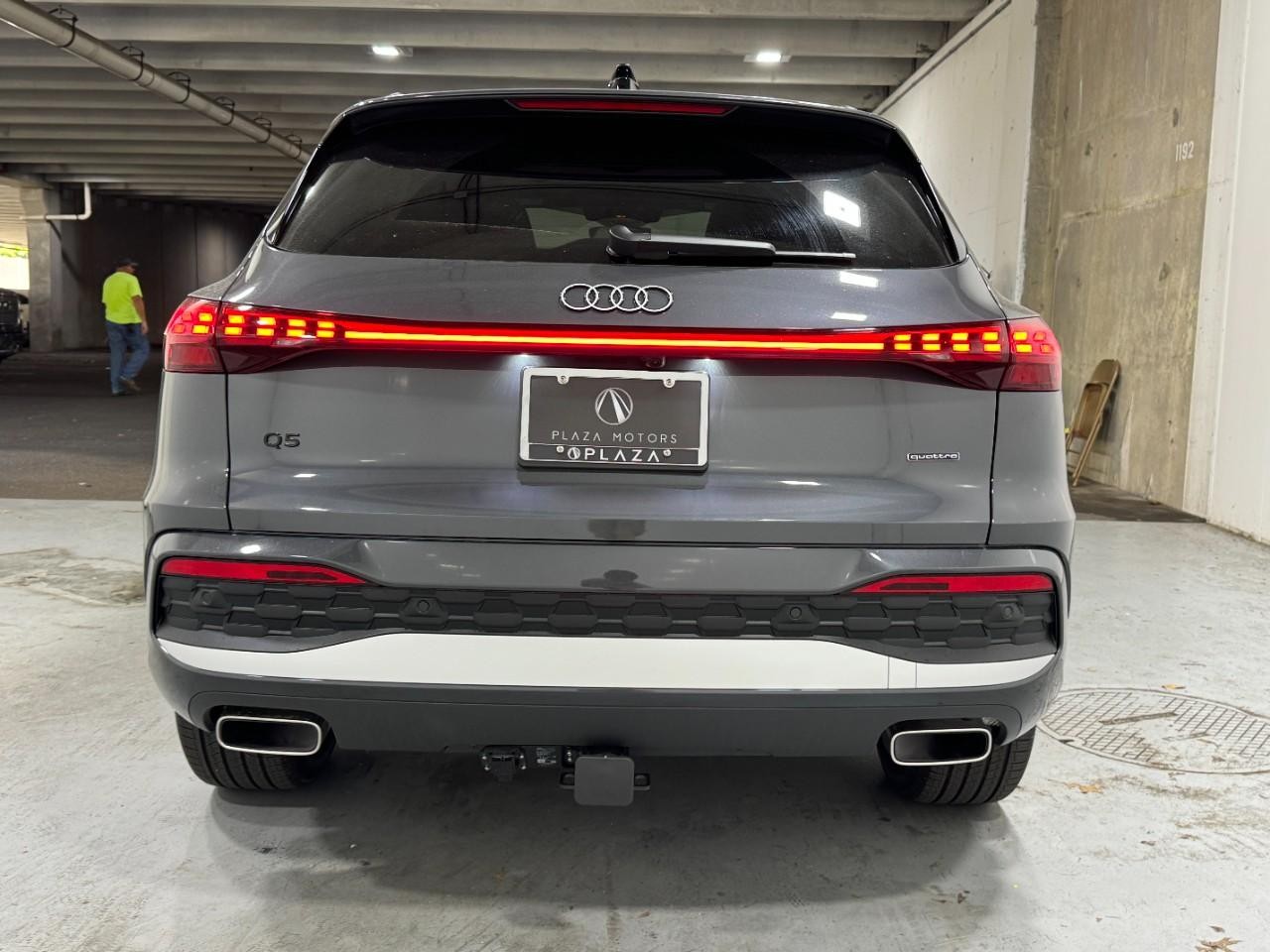 Audi Q5 Vehicle Full-screen Gallery Image 9