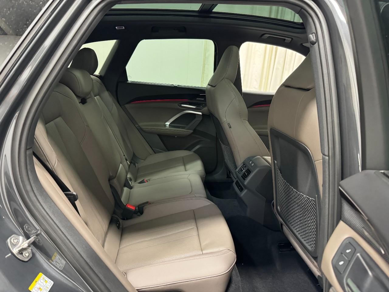 Audi Q5 Vehicle Full-screen Gallery Image 10