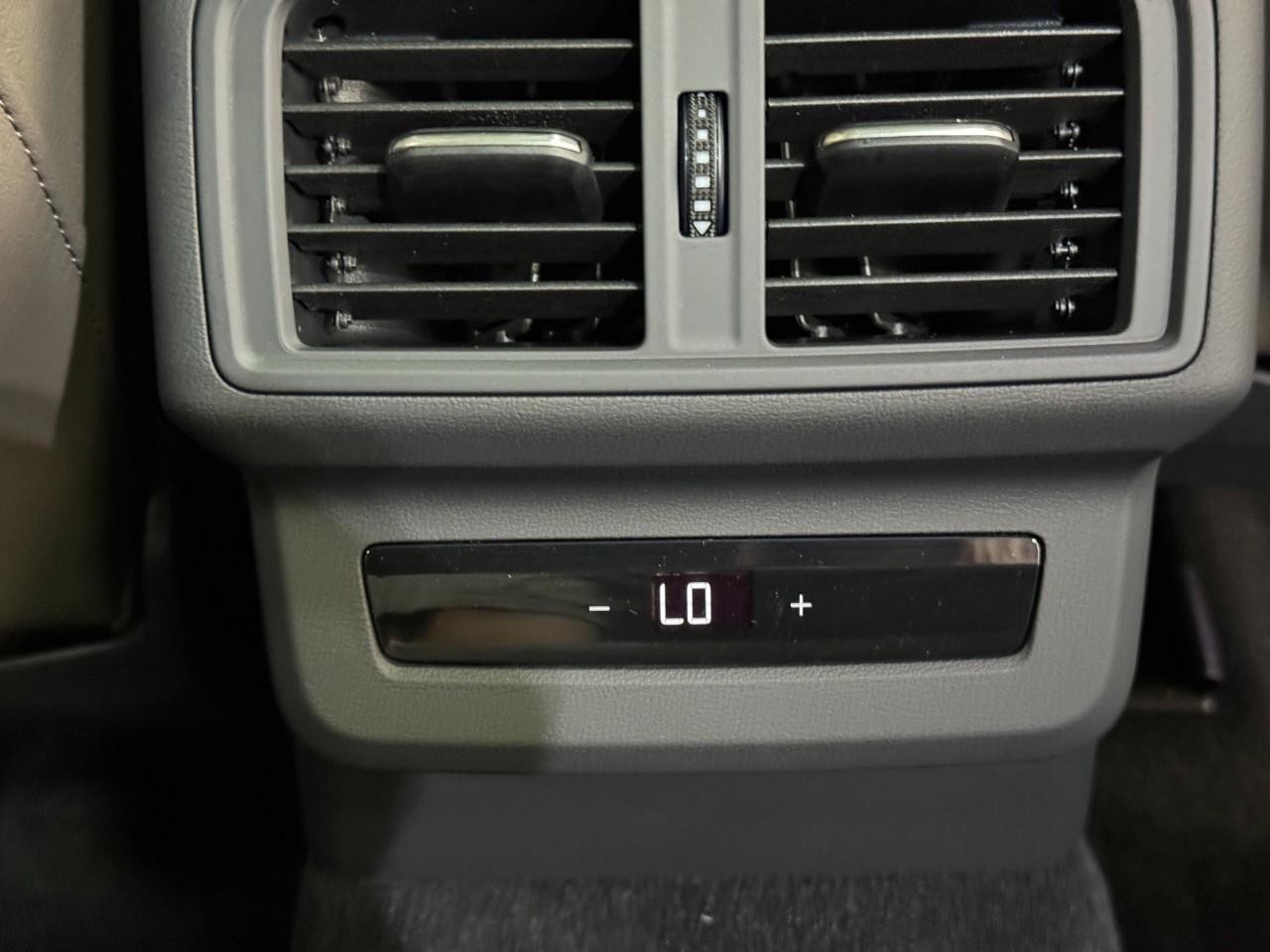 Audi Q5 Vehicle Full-screen Gallery Image 11