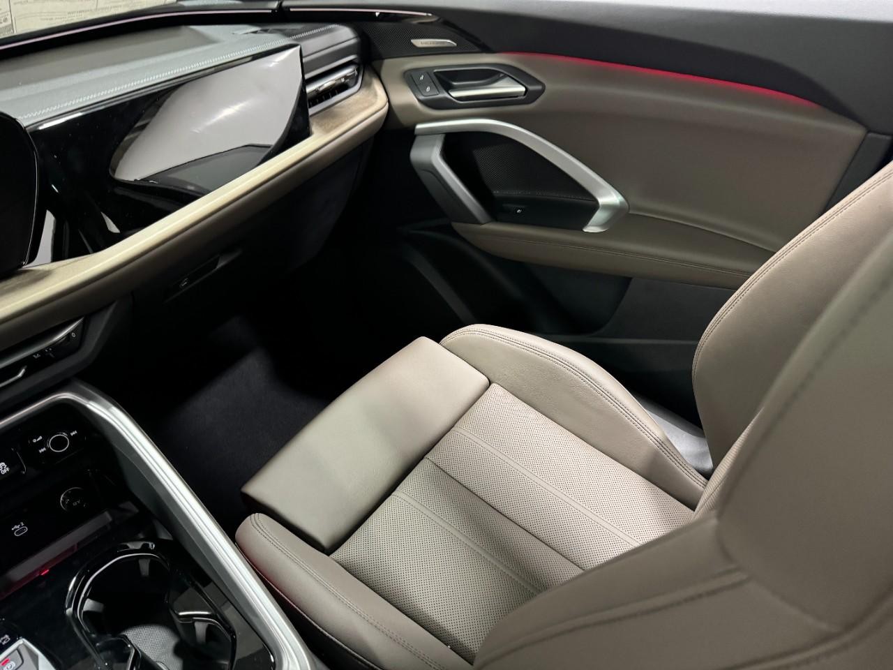 Audi Q5 Vehicle Full-screen Gallery Image 18