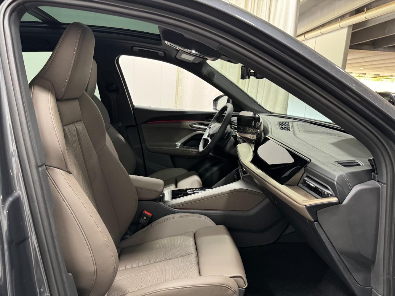 Audi Q5 Vehicle Full-screen Gallery Image 19