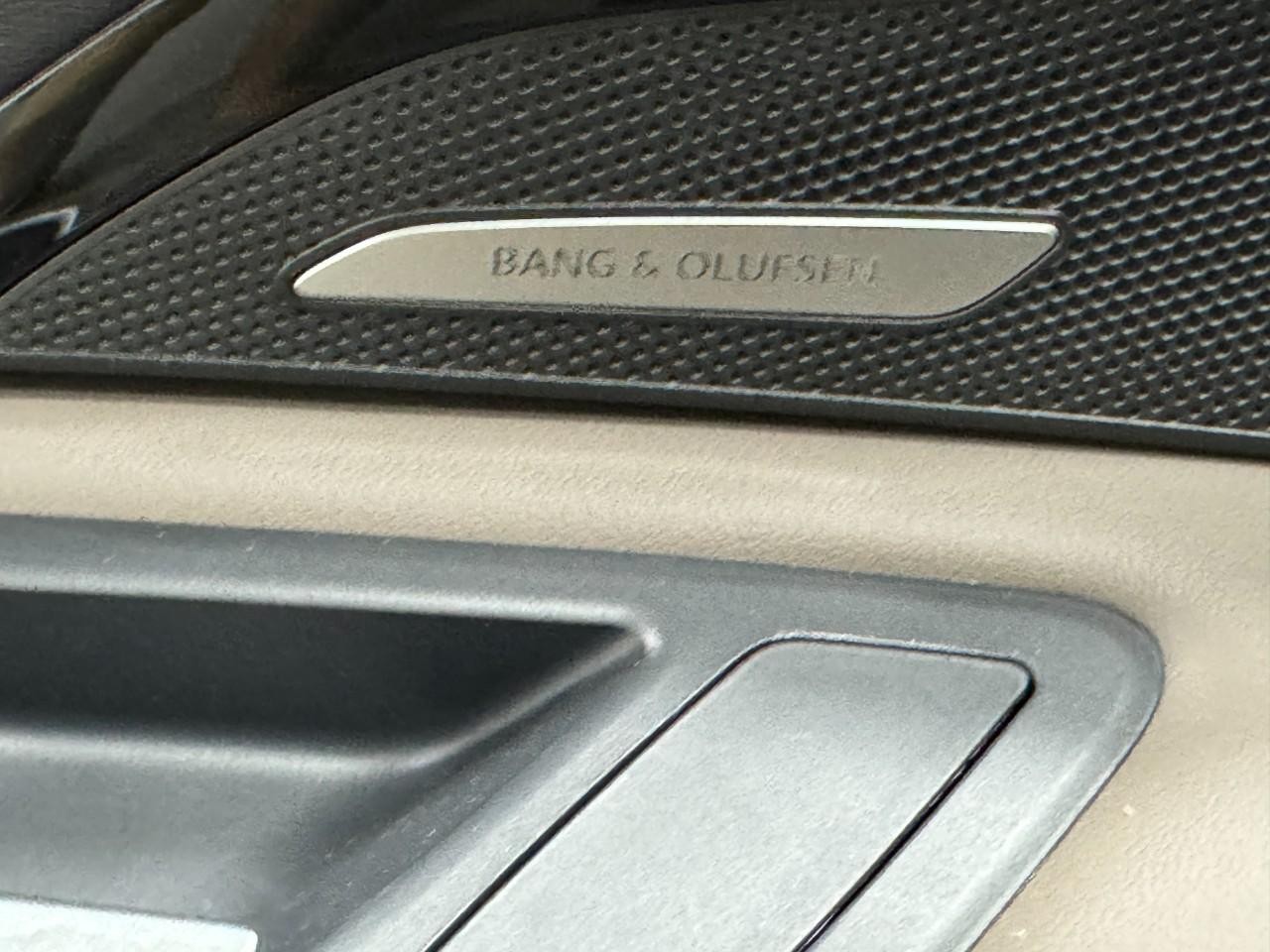 Audi Q5 Vehicle Full-screen Gallery Image 24