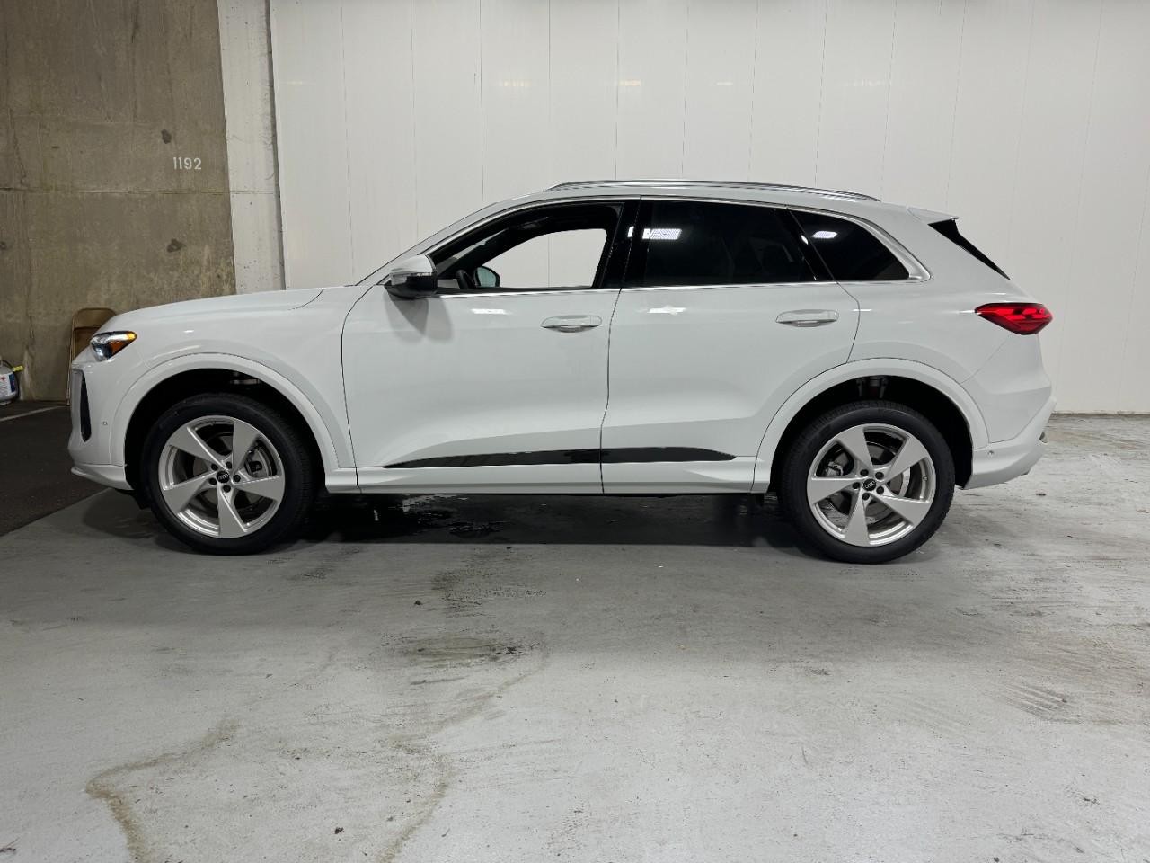 Audi Q5 Vehicle Full-screen Gallery Image 2