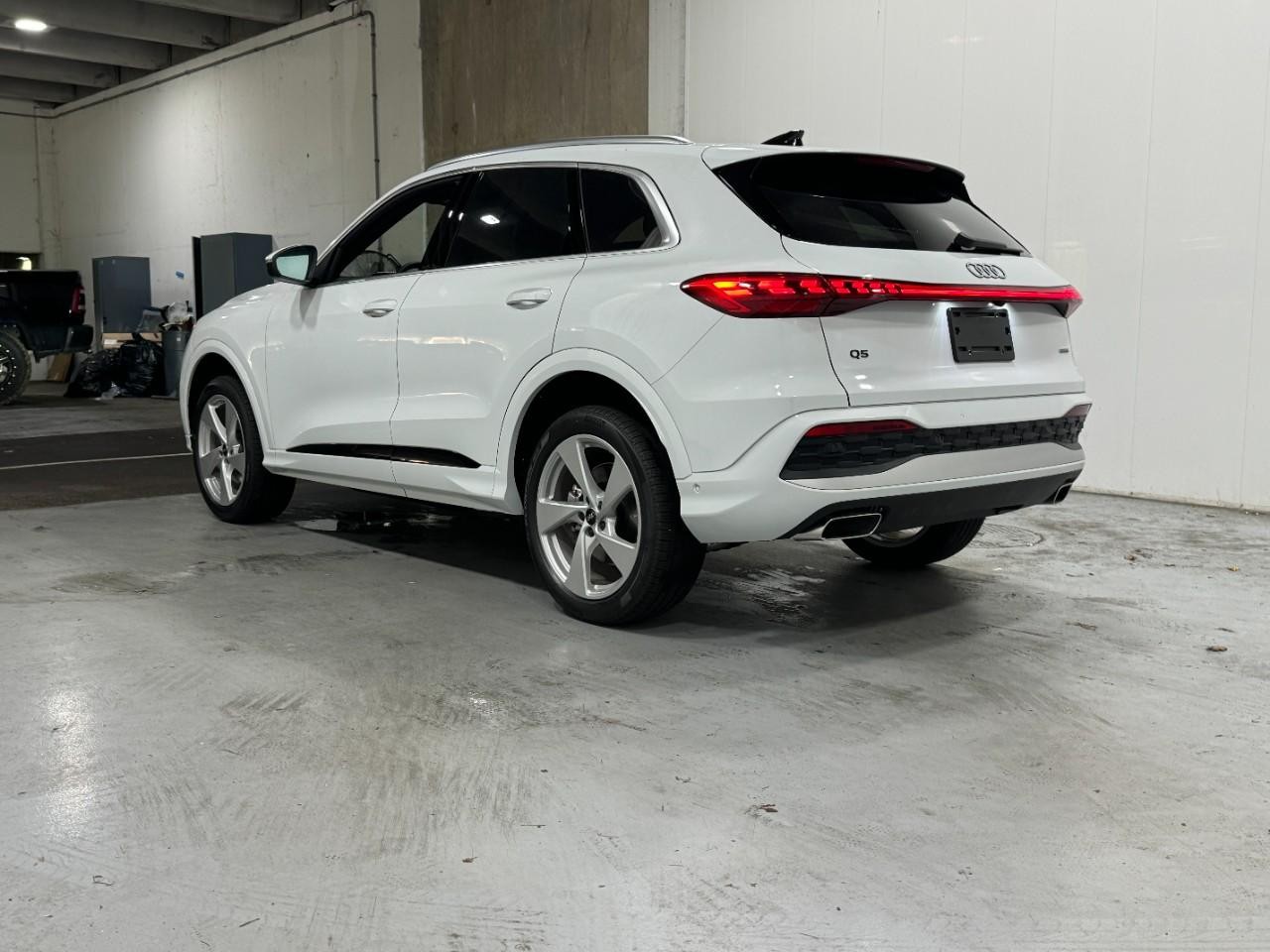 Audi Q5 Vehicle Full-screen Gallery Image 3