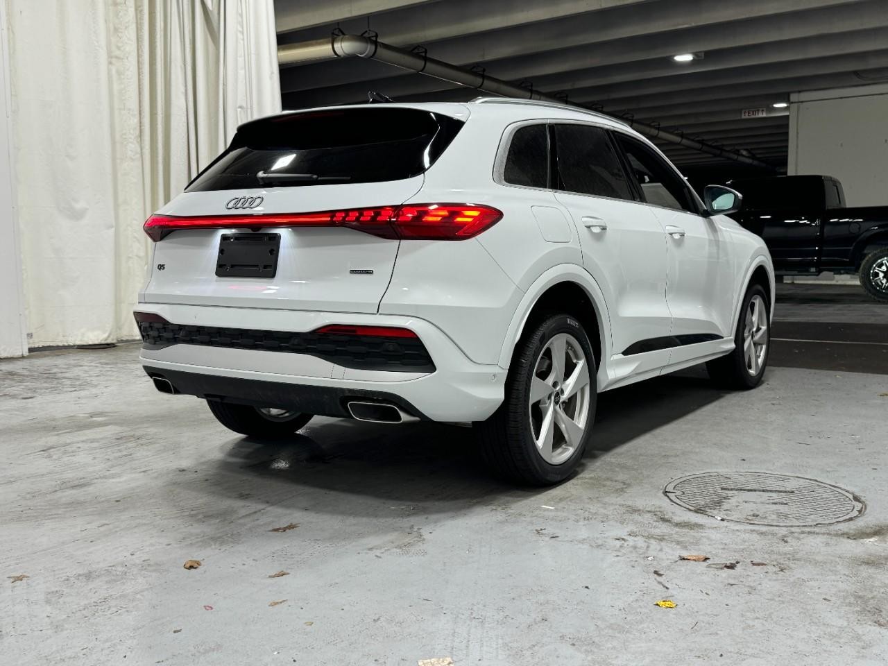 Audi Q5 Vehicle Full-screen Gallery Image 4