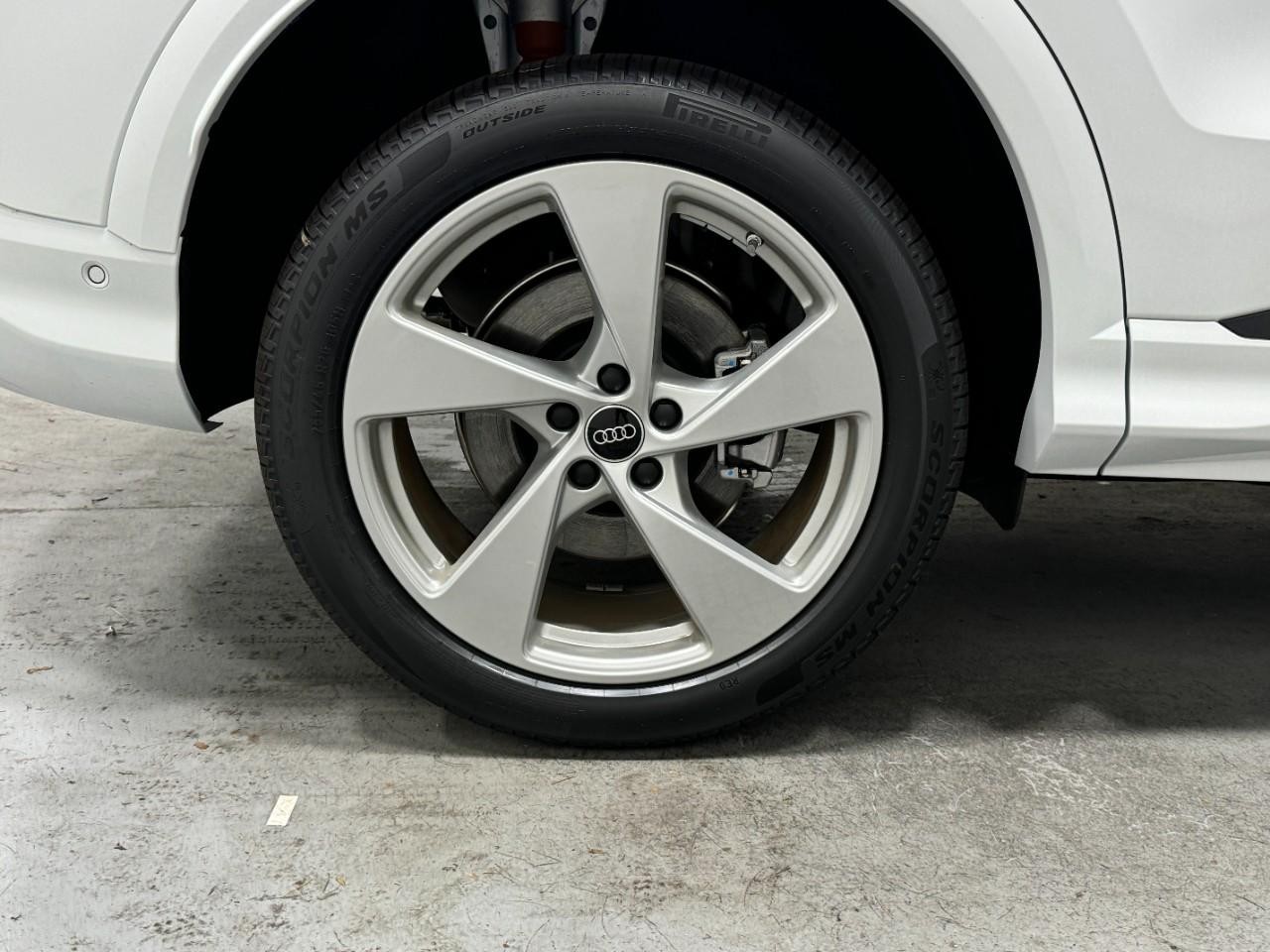 Audi Q5 Vehicle Full-screen Gallery Image 5