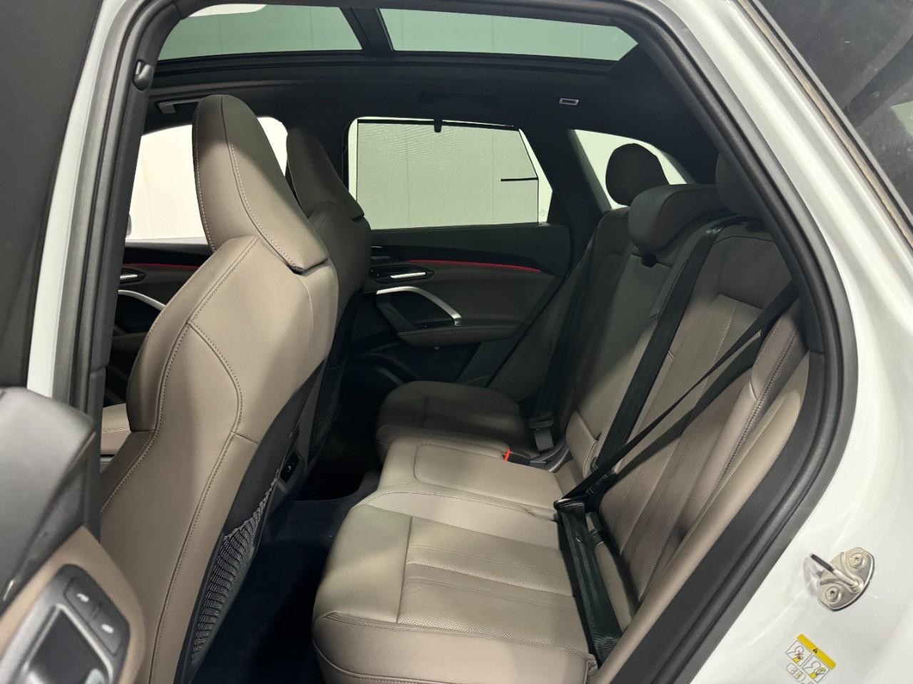 Audi Q5 Vehicle Full-screen Gallery Image 8