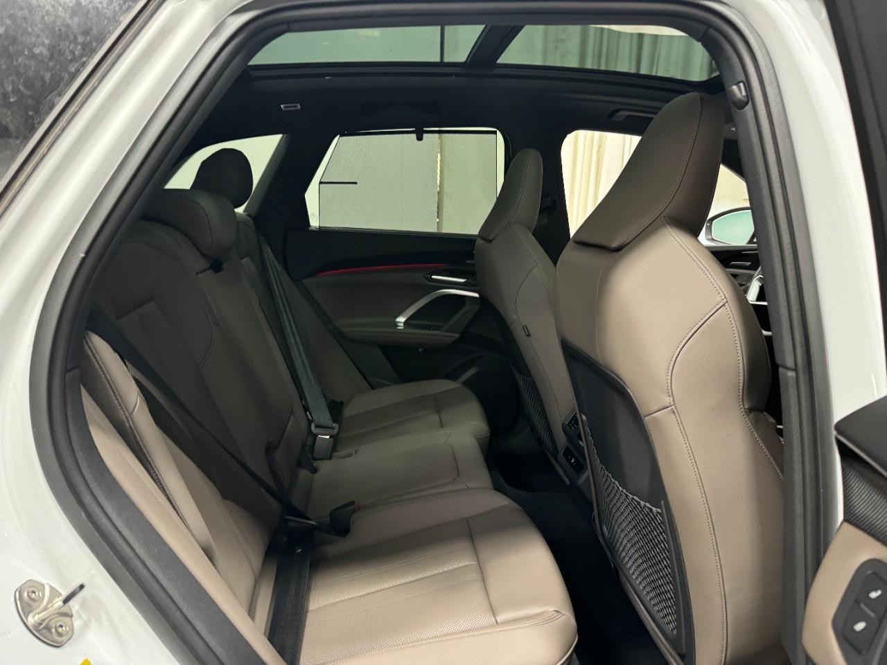 Audi Q5 Vehicle Full-screen Gallery Image 10