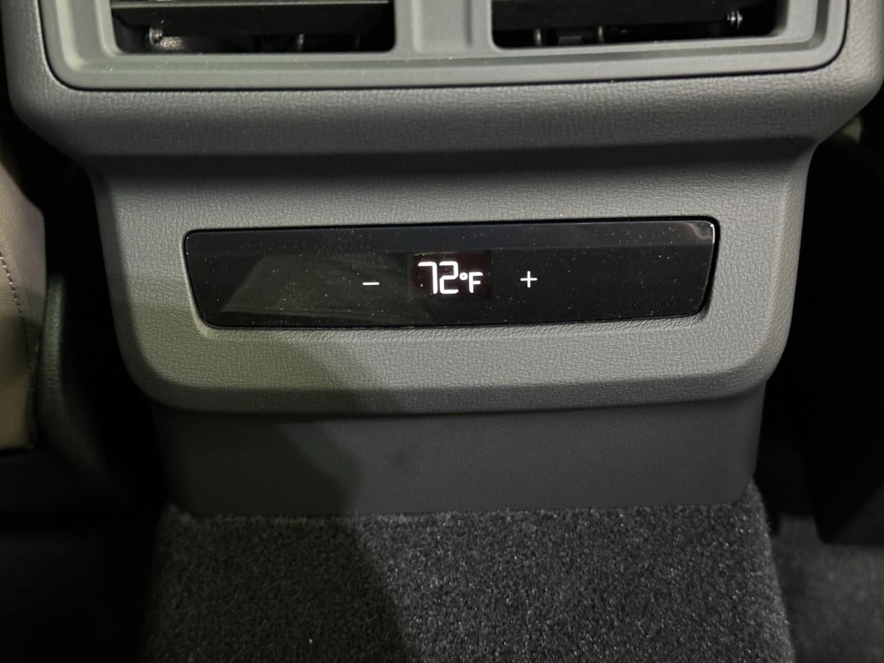 Audi Q5 Vehicle Full-screen Gallery Image 11