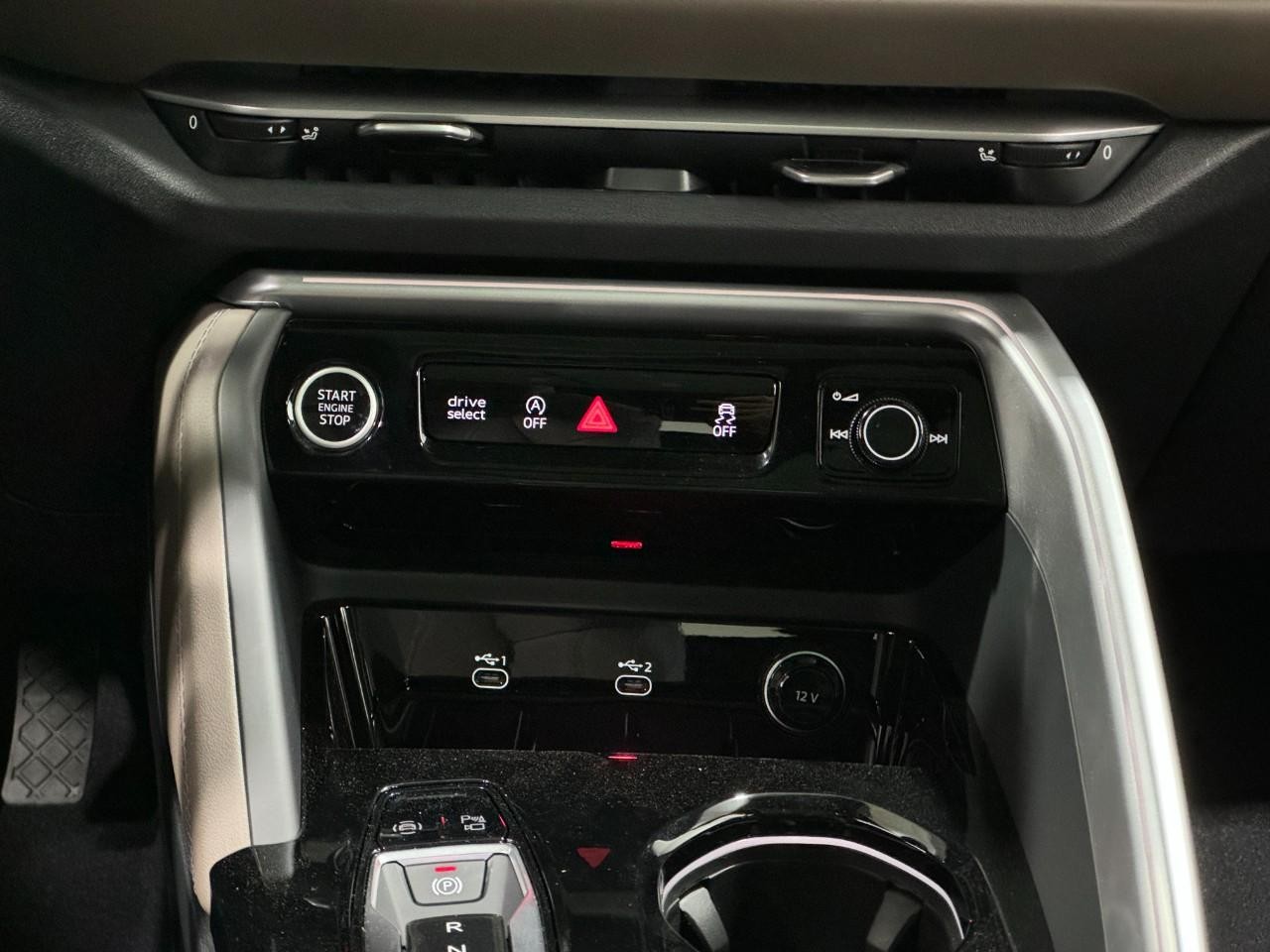 Audi Q5 Vehicle Full-screen Gallery Image 16