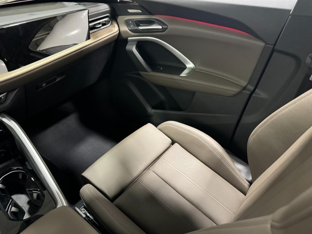 Audi Q5 Vehicle Full-screen Gallery Image 18