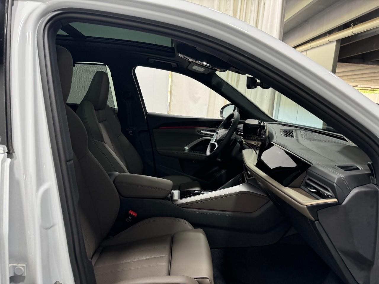 Audi Q5 Vehicle Full-screen Gallery Image 19