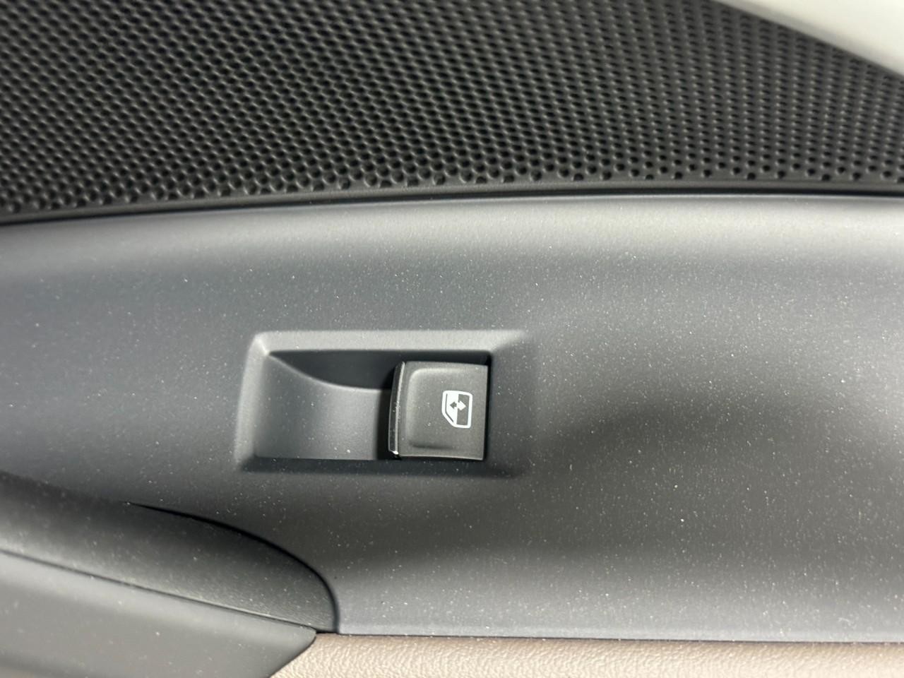 Audi Q5 Vehicle Full-screen Gallery Image 23