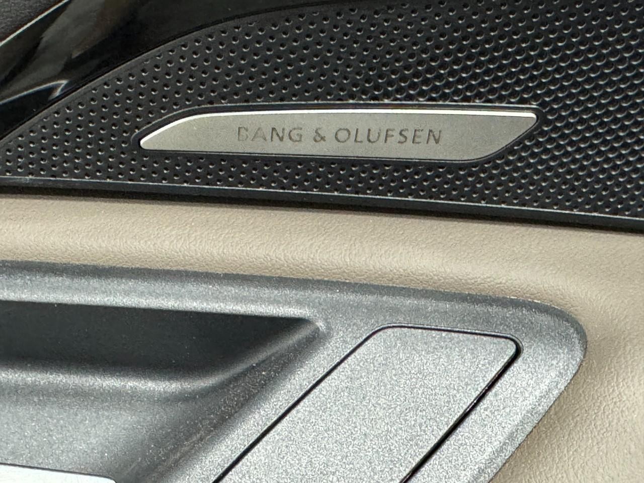 Audi Q5 Vehicle Full-screen Gallery Image 24