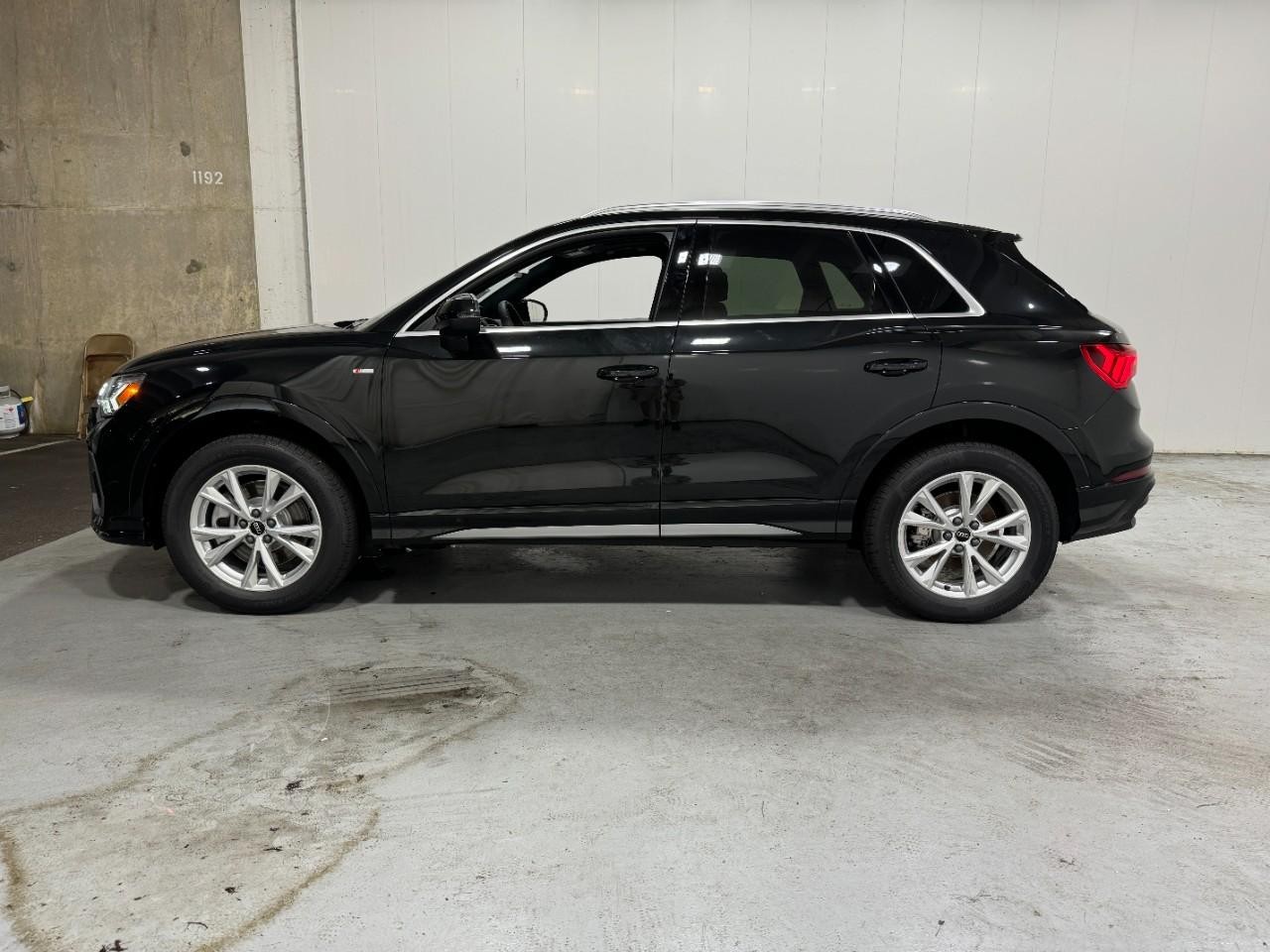 Audi Q3 Vehicle Full-screen Gallery Image 2