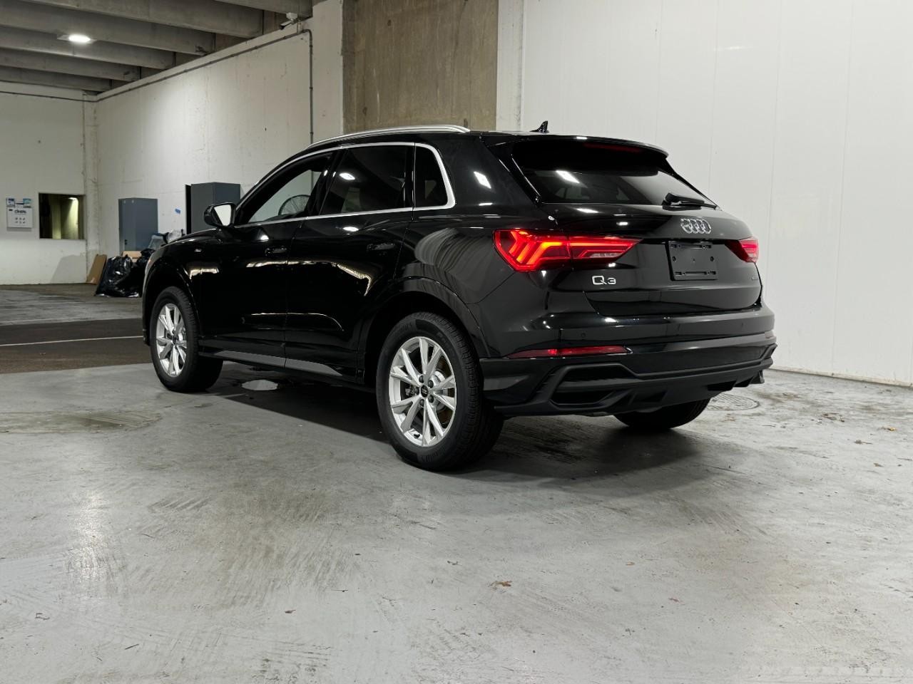 Audi Q3 Vehicle Full-screen Gallery Image 3