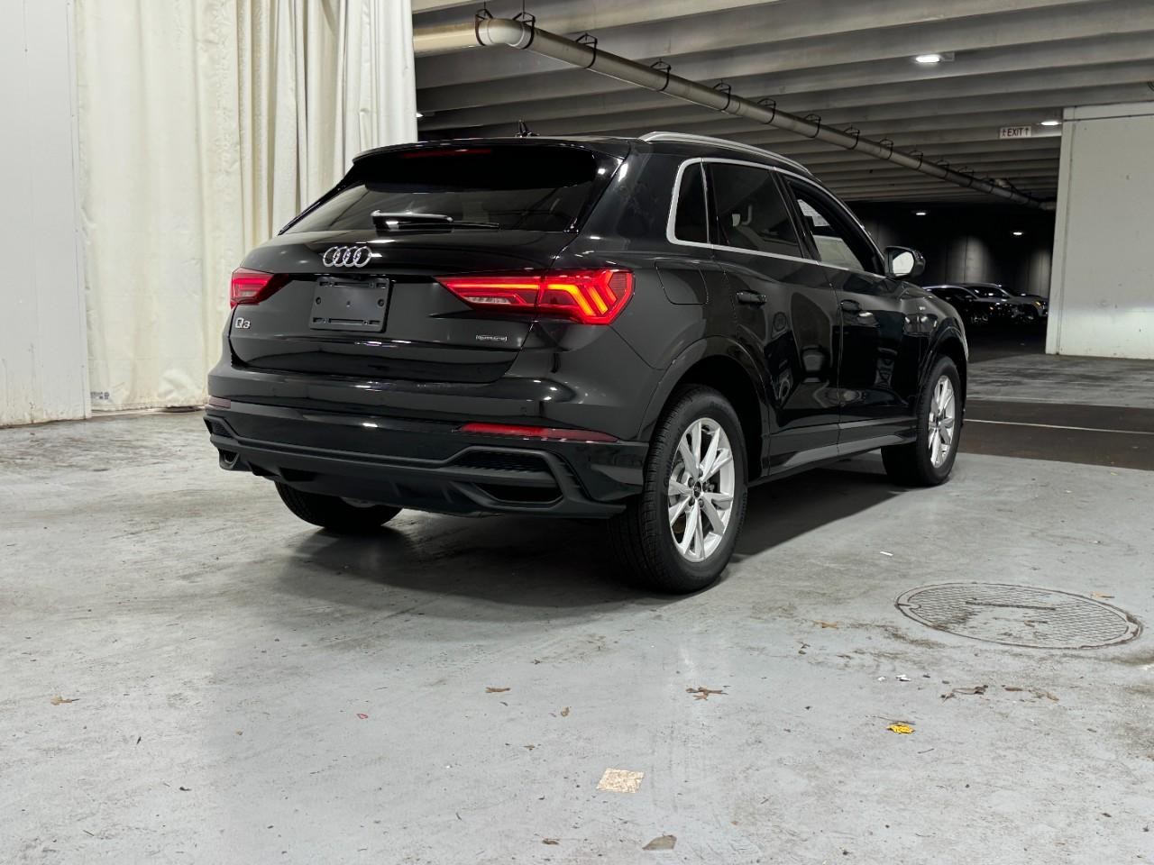 Audi Q3 Vehicle Full-screen Gallery Image 4