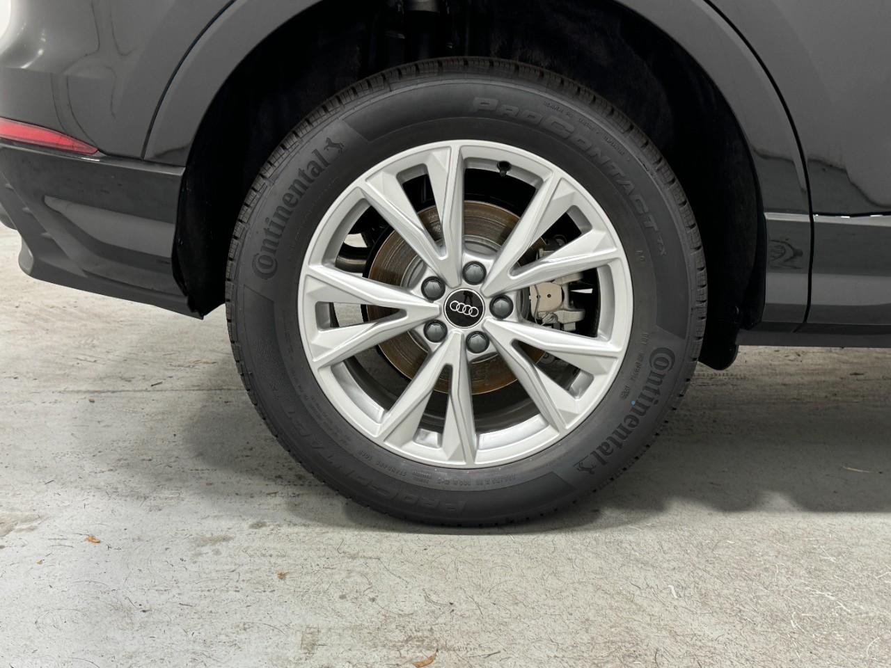 Audi Q3 Vehicle Full-screen Gallery Image 5