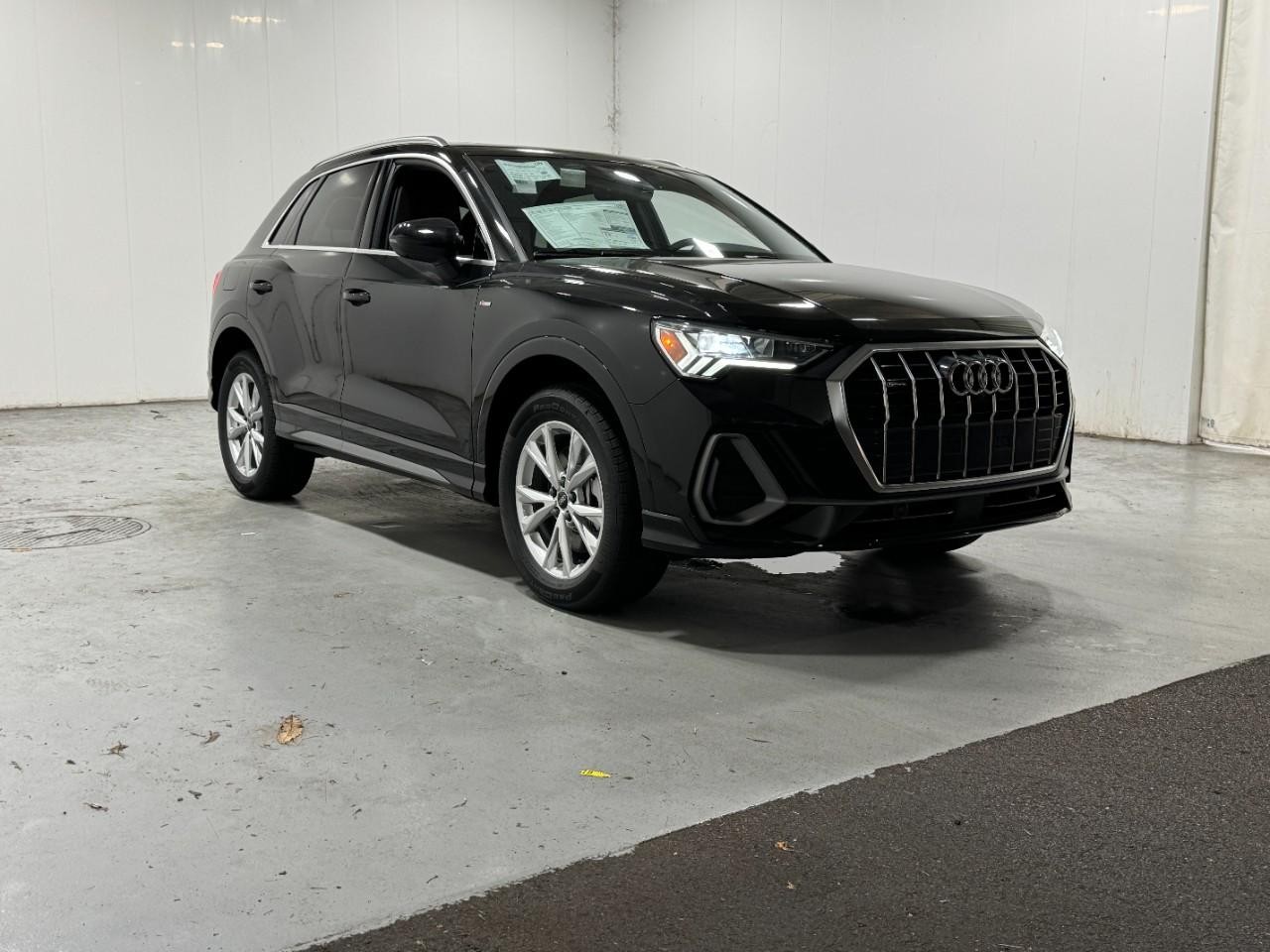 Audi Q3 Vehicle Full-screen Gallery Image 6