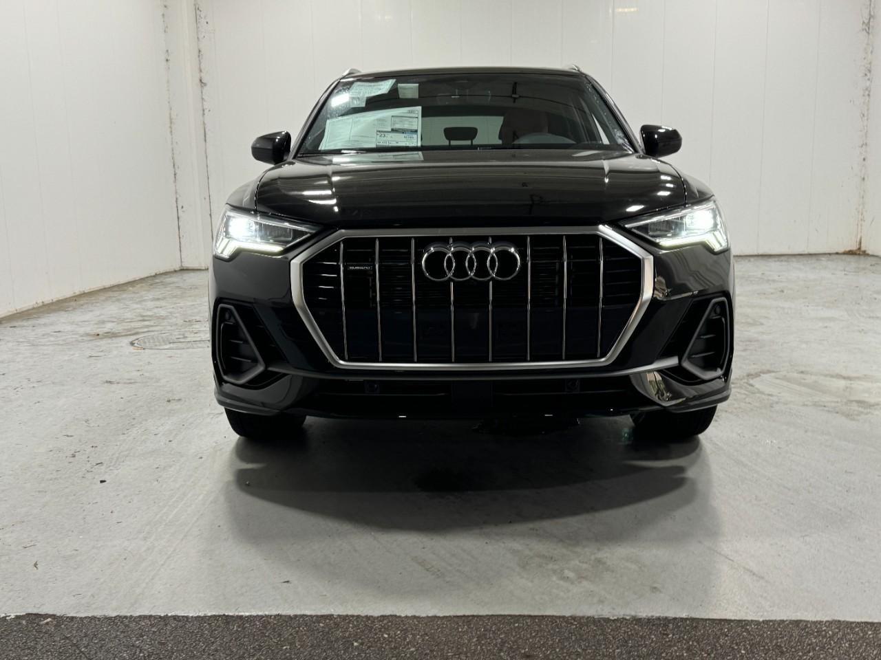 Audi Q3 Vehicle Full-screen Gallery Image 7