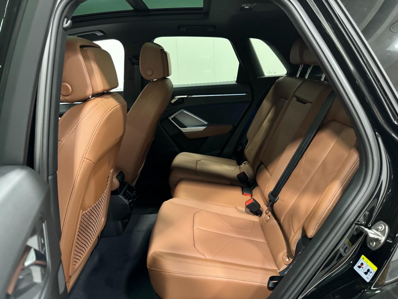 Audi Q3 Vehicle Full-screen Gallery Image 8