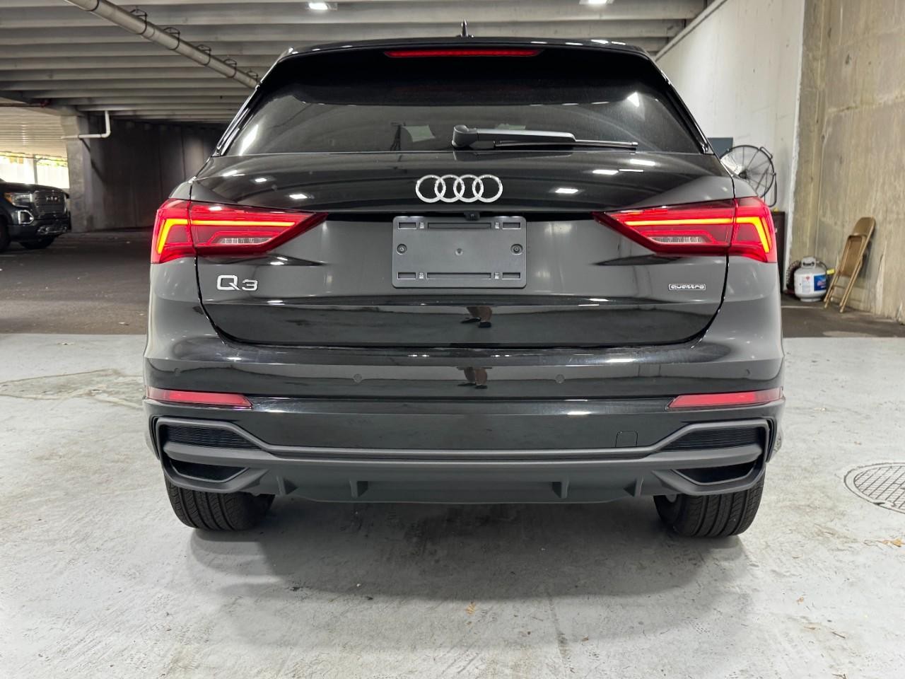 Audi Q3 Vehicle Full-screen Gallery Image 9