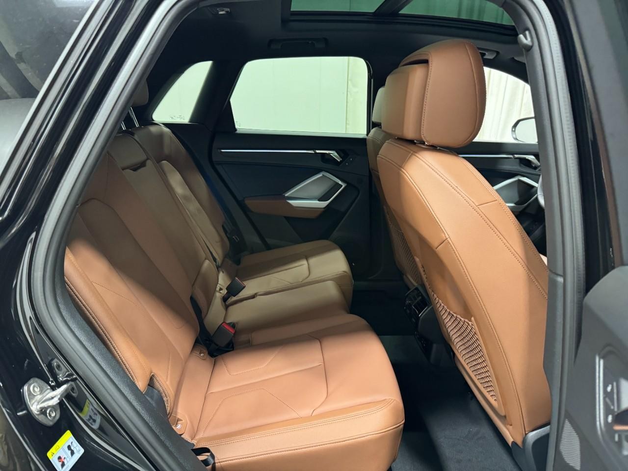 Audi Q3 Vehicle Full-screen Gallery Image 10