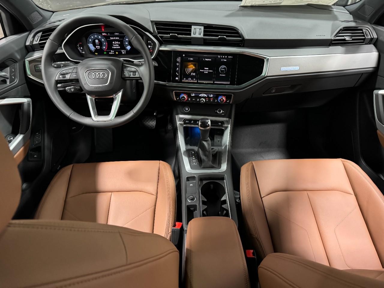 Audi Q3 Vehicle Full-screen Gallery Image 12