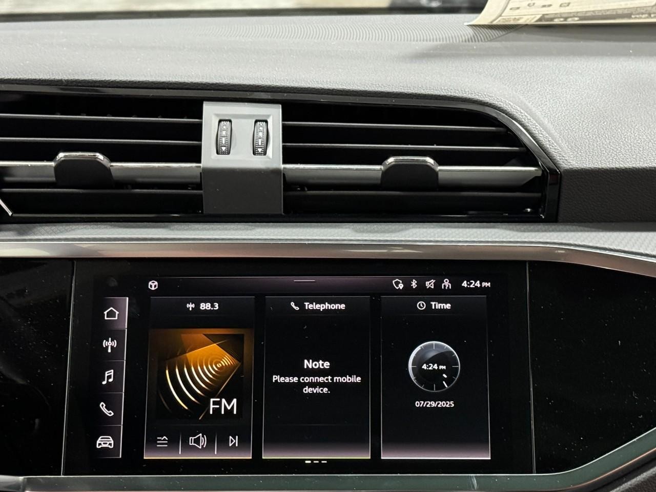 Audi Q3 Vehicle Full-screen Gallery Image 14