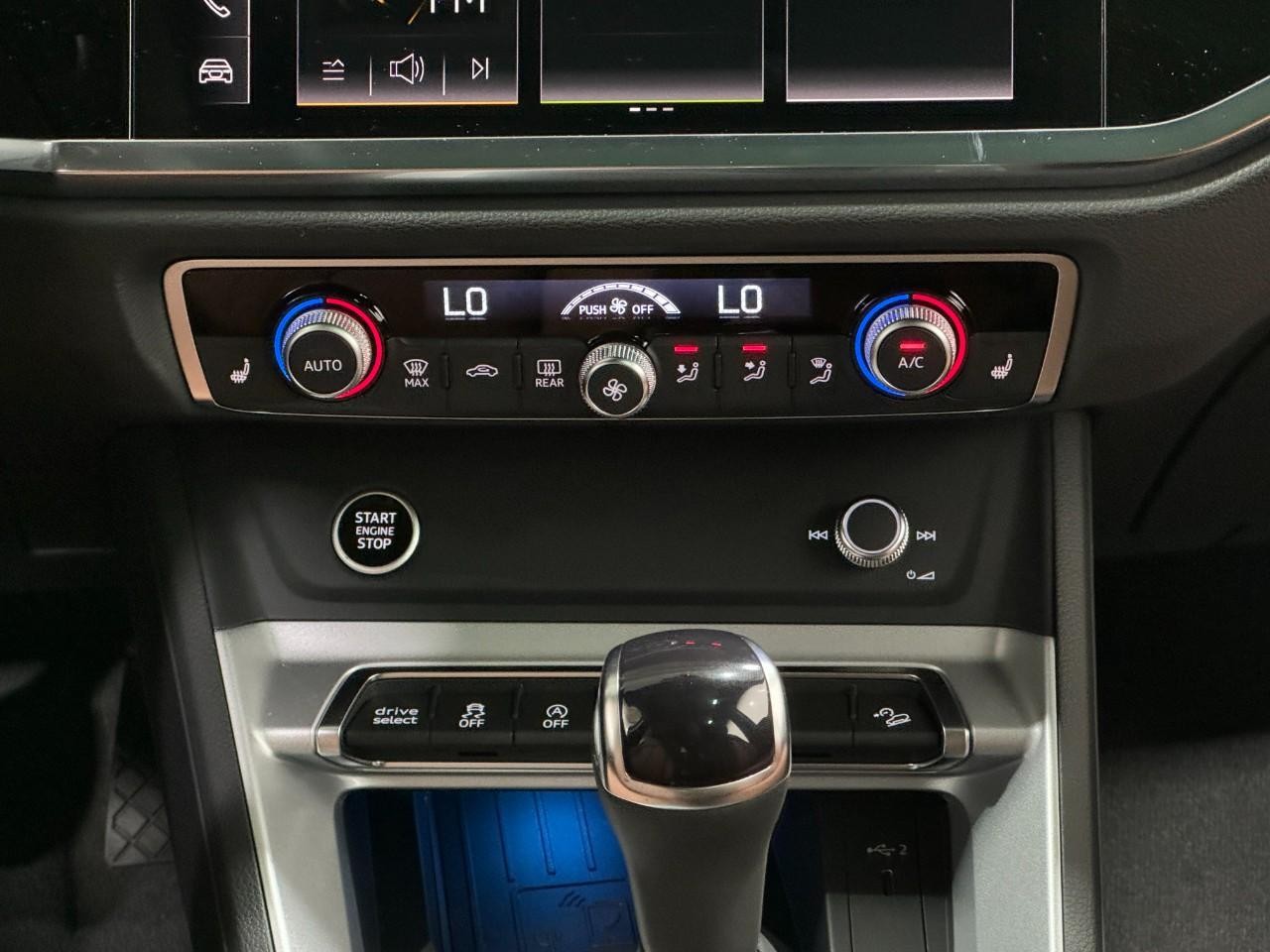 Audi Q3 Vehicle Full-screen Gallery Image 15