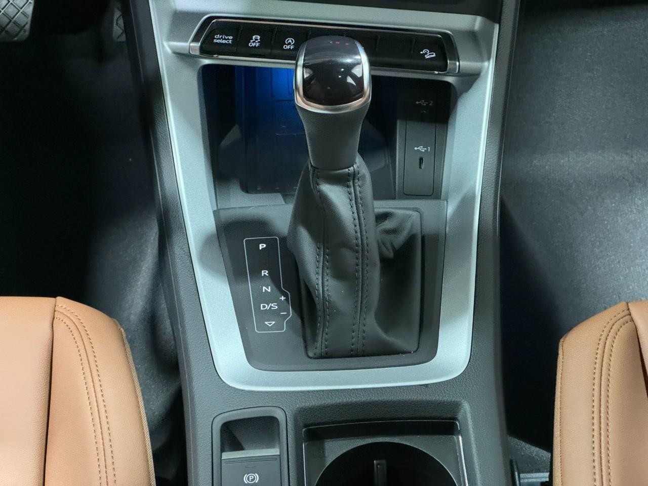 Audi Q3 Vehicle Full-screen Gallery Image 16